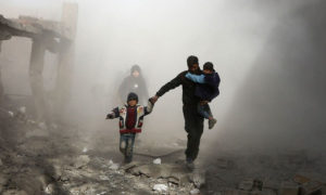 Warga sipil lari dari serangan udara rezim yang dilaporkan pada 8 Februari 2018, di kota Jisreen yang dikuasai pemberontak, di wilayah Ghouta Timur yang dikepung di pinggiran ibukota Suriah, Damaskus. (Foto: AFP/Getty Images/Abdulmonam Eassa)