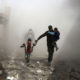 Warga sipil lari dari serangan udara rezim yang dilaporkan pada 8 Februari 2018, di kota Jisreen yang dikuasai pemberontak, di wilayah Ghouta Timur yang dikepung di pinggiran ibukota Suriah, Damaskus. (Foto: AFP/Getty Images/Abdulmonam Eassa)