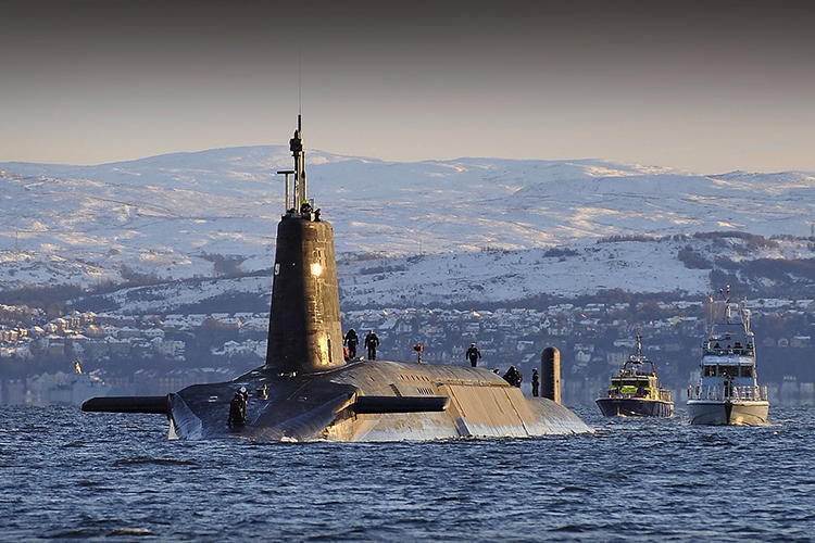 HMS Vanguard, salah satu dari empat kapal selam penghalang nuklir Trident di Inggris, sedang bermanuver di luar pangkalan angkatan laut Faslane di Skotlandia.