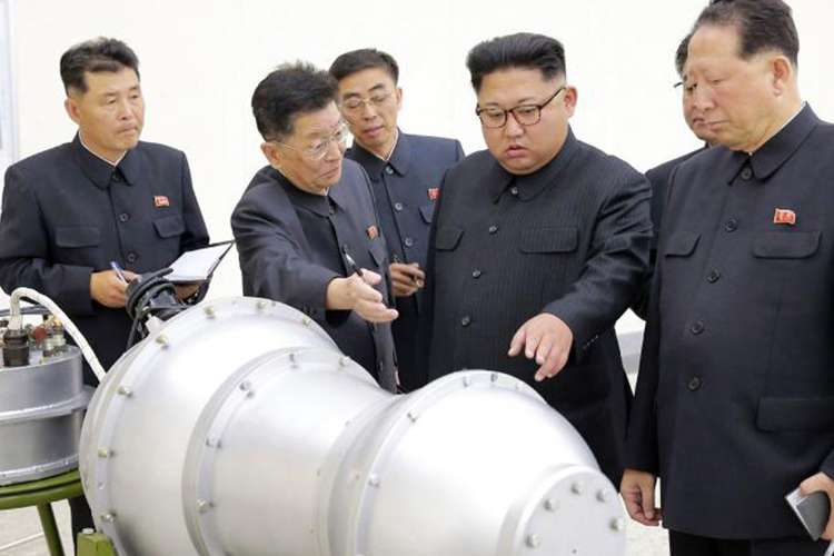 pemimpin Korea Utara Kim Jong Un memeriksa pemasangan sebuah bom hidrogen ke rudal balistik antarbenua yang baru