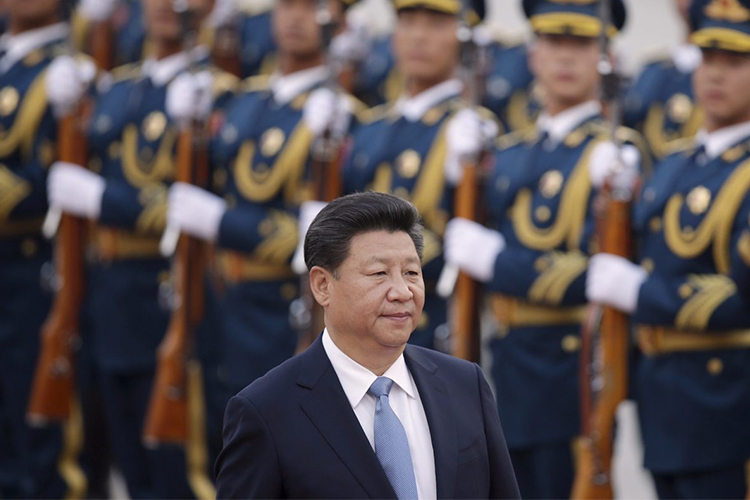 Presiden China Xi Jinping memeriksa para penjaga kehormatan di sebuah upacara penyambutan di luar Aula Agung Rakyat di Beijing.