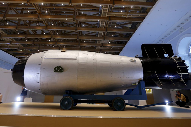 Shell, replika dari bom nuklir Soviet terbesar yang pernah diledakkan, AN-602 atau Bom Tsar, dipajang di Moskow.