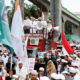 Para anggota kelompok garis keras Front Pembela Islam (FPI) berbaris bersama pemimpin mereka, Habib Rizieq Shihab