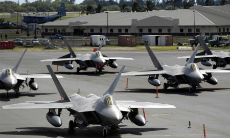 F-22 Raptors berbaris di jalur penerbangan di Pangkalan Angkatan Udara Hickam, Hawaii 12 Februari 2007. (Foto: Angkatan Udara AS/Wikimedia Commons/Tech. Sgt. Shane A. Cuomo)