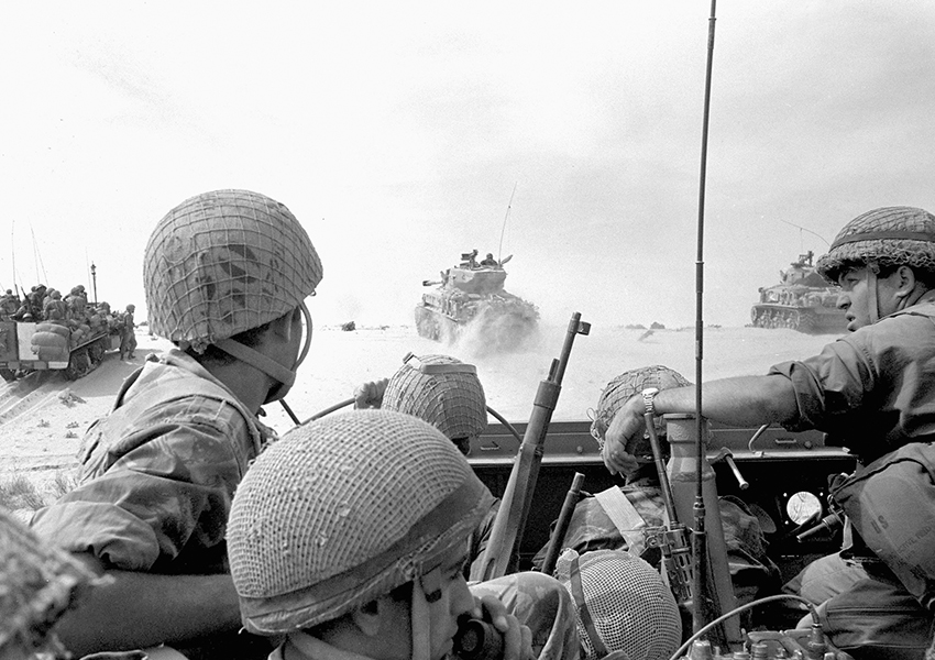 Pasukan Israel maju melawan pasukan Mesir pada awal Perang Arab-Israel tahun 1967. (Foto: Kantor Berita Pemerintah Israel/Micha Han)