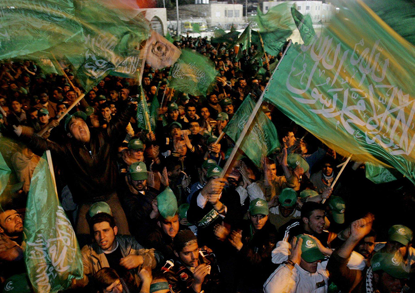 Pendukung Hamas di Hebron merayakan hasil pemilu tahun 2006, yang dimenangkan oleh kelompok militan tersebut. Baik Israel maupun Mesir memberlakukan blokade sesudahnya. (Foto: Reuters/Stoyan Nenov)