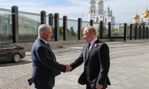 Putin menyambut Netanyahu menjelang parade militer Hari Kemenangan di Moskow pada hari Rabu. (Foto: AFP/Getty Images/Mihkail Klimentyev)
