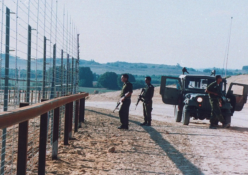 Tentara Israel berpatroli di pagar penghalang yang baru dibangun pada tahun 1994. (Foto: The LIFE Images Collection/Getty Images/David Rubinger)