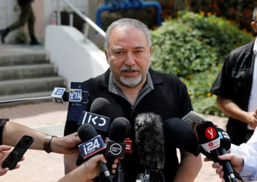 Menteri Pertahanan Israel Avigdor Lieberman berbicara setelah menghadiri pertemuan di sebuah pangkalan militer dekat Kisufim di perbatasan antara Israel dan Gaza. (Foto: Reuters/Amir Cohen)