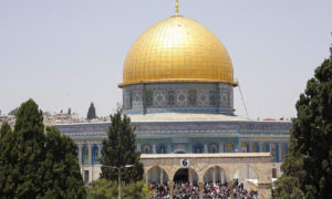Muslim Palestina berkumpul di Masjid Al-Aqsa Compound di Yerusalem pada 8 Juni 2018. (Foto: Anadolu Agency/Mostafa Alkharouf)