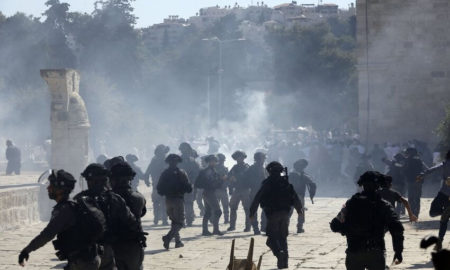 Polisi Israel dan Jamaah Muslim Bentrok di Masjid al-Aqsa
