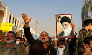 Demonstran pro-pemerintah memegang poster pemimpin tertinggi Iran, Ayatollah Ali Khamenei (kanan), dan pendiri Republik Islam Iran, Ayatollah Ruhollah Khomeini