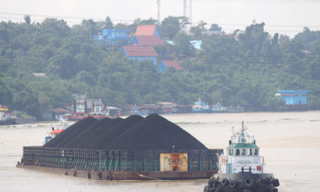 Batu bara yang ditambang di Kalimantan Timur diangkut oleh kapal tongkang sungai. Hampir setengah dari produksi batu bara Indonesia berasal dari provinsi ini. (Foto: Mongabay-Indonesia/Tommy Apriando)
