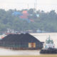 Batu bara yang ditambang di Kalimantan Timur diangkut oleh kapal tongkang sungai. Hampir setengah dari produksi batu bara Indonesia berasal dari provinsi ini. (Foto: Mongabay-Indonesia/Tommy Apriando)