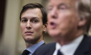 Jared Kushner, menantu dan penasihat senior Presiden Donald Trump, mendengarkan saat sesi dengan pakar keamanan cyber di Gedung Putih pada bulan Januari 2017.