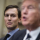 Jared Kushner, menantu dan penasihat senior Presiden Donald Trump, mendengarkan saat sesi dengan pakar keamanan cyber di Gedung Putih pada bulan Januari 2017.