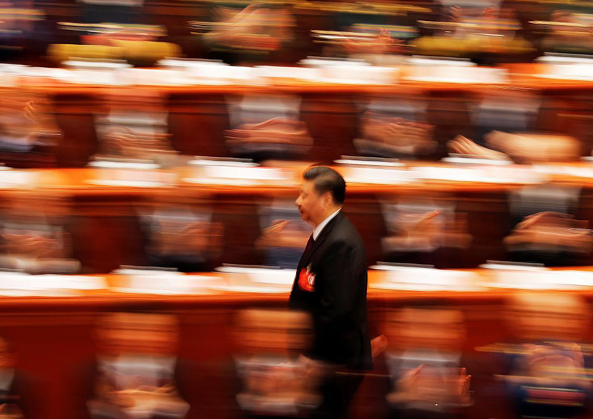 Presiden China Xi Jinping berjalan untuk menyampaikan pidatonya pada sesi penutupan Kongres Rakyat Nasional (NPC) di Aula Besar Rakyat di Beijing, China pada tanggal 20 Maret 2018. Gambar diambil dengan kecepatan rana yang lambat. (Foto: Reuters/Damir Sagolj/TPX Image of the day)