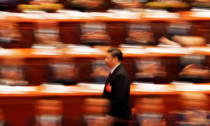 Presiden China Xi Jinping berjalan untuk menyampaikan pidatonya pada sesi penutupan Kongres Rakyat Nasional (NPC) di Aula Besar Rakyat di Beijing, China pada tanggal 20 Maret 2018. Gambar diambil dengan kecepatan rana yang lambat. (Foto: Reuters/Damir Sagolj/TPX Image of the day)