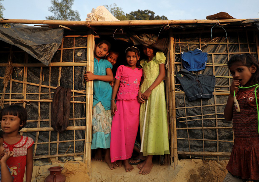 Para pengungsi anak-anak Rohingya berdiri di depan tempat penampungan sementara mereka di kamp pengungsian Kutupalong di dekat Cox’s Bazar, Bangladesh, pada tanggal 19 Desember 2017. (Foto: Reuters/Marko Djurica)