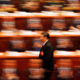 Presiden China Xi Jinping berjalan untuk menyampaikan pidatonya pada sesi penutupan Kongres Rakyat Nasional (NPC) di Aula Besar Rakyat di Beijing, China pada tanggal 20 Maret 2018. Gambar diambil dengan kecepatan rana yang lambat. (Foto: Reuters/Damir Sagolj/TPX Image of the day)