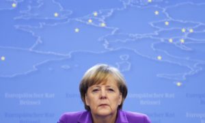 Kanselir Jerman Angela Merkel mengalamatkan konferensi pers selama pertemuan para pemimpin Uni Eropa di Brussels tanggal 25 Oktober 2013. REUTERS / Francois Lenoir