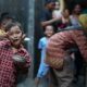 Makan anak di Tambora kumuh dengan anak-anak lain di latar belakang. Kredit: abc