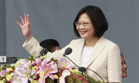 Presiden Taiwan Tsai Ing-wen menyampaikan pidato penerimaan saat upacara peresmiannya, di Taipei, Taiwan, 20 Mei 2016 (foto AP oleh Chiang Ying-ying).