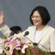Presiden Taiwan Tsai Ing-wen menyampaikan pidato penerimaan saat upacara peresmiannya, di Taipei, Taiwan, 20 Mei 2016 (foto AP oleh Chiang Ying-ying).
