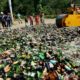 Perwira Indonesia menghancurkan minuman beralkohol yang disita pada bulan suci Ramadhan. Foto: EPA