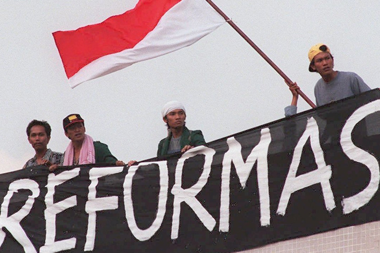 Para mahasiswa Indonesia yang menuntut Suharto untuk turun dari jabatannya