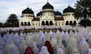 Survei: Sejumlah Besar Orang Indonesia Dukung Penerapan Hukum Syariah Islam