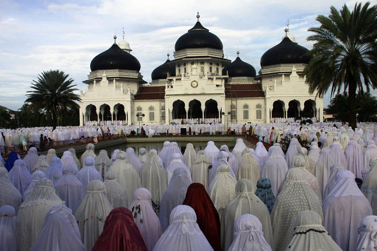 Survei: Sejumlah Besar Orang Indonesia Dukung Penerapan Hukum Syariah Islam
