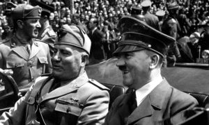 Adolf Hitler dan Benito Mussolini di Munich, Jerman,