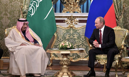 Presiden Rusia Vladimir Putin bertemu dengan Raja Salman Arab Saudi di Kremlin di Moskow.