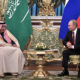 Presiden Rusia Vladimir Putin bertemu dengan Raja Salman Arab Saudi di Kremlin di Moskow.