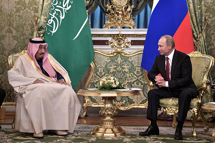 Presiden Rusia Vladimir Putin bertemu dengan Raja Salman Arab Saudi di Kremlin di Moskow.
