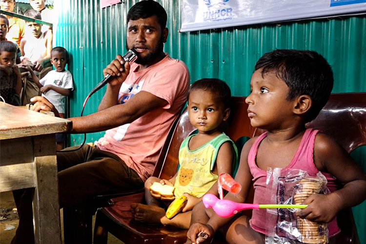 Nazir Ahmed mencoba untuk mempertemukan kembali dua anak yang hilang dengan orang tua mereka di pusat informasinya di kamp pengungsian Kutupalong di Ukhia, Bangladesh pada tanggal 24 Oktober 2017.