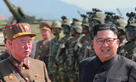 Pemimpin Korea Utara Kim Jong Un meninjau prajurit militer Korut.