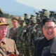 Pemimpin Korea Utara Kim Jong Un meninjau prajurit militer Korut.