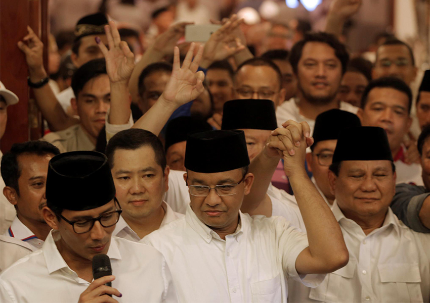 Gubernur DKI Jakarta Anies Baswedan (tengah), memegang tangan ketua Partai Gerindra Prabowo Subianto (kanan) di Jakarta, pada tanggal 19 April 2017. (Foto: Reuters/Beawiharta)