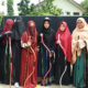 Muslimah bercadar Indonesia yang bergabung dalam niqab squad. Mengendarai kuda atau memanah sangat sulit dilakukan pada saat terbaik - bahkan lebih sulit lagi bila Anda mengenakan niqab. Tapi itu tidak menghentikan sekelompok wanita Indonesia yang telah bersatu karena mereka menghadapi prasangka terhadap jilbab di tengah debat global yang memanas mengenai kebebasan beragama dan hak perempuan. (Foto: AFP/Adek Berry)