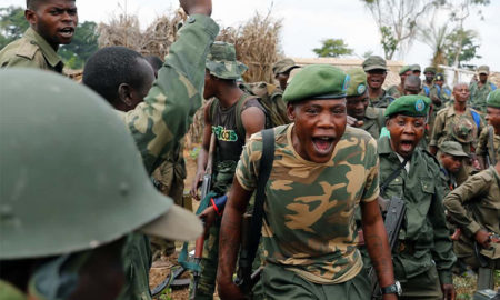 Tentara pemerintah sebelum menyerang pemberontak di Kimbau, Republik Demokratik Kongo. (Foto: Reuters/Goran Tomasevic)