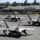 F-22 Raptors berbaris di jalur penerbangan di Pangkalan Angkatan Udara Hickam, Hawaii 12 Februari 2007. (Foto: Angkatan Udara AS/Wikimedia Commons/Tech. Sgt. Shane A. Cuomo)