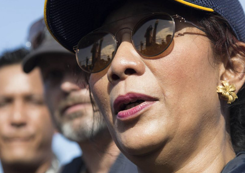 Menteri Perikanan Indonesia Susi Pudjiastuti telah mengawasi pembongkaran kapal nelayan asing yang tertangkap perburuan di perairan Indonesia. (Foto: NurPhoto via AFP Forum/Donal Husni)