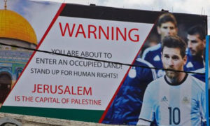 Lionel Messi di poster di Tepi Barat Israel yang memprotes pertandingan yang telah direncanakan. (Foto: AFP)