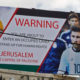 Lionel Messi di poster di Tepi Barat Israel yang memprotes pertandingan yang telah direncanakan. (Foto: AFP)