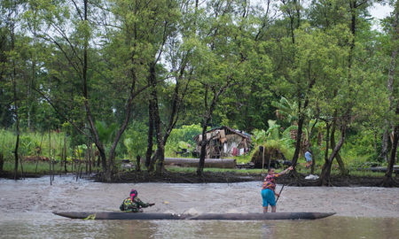 Nelayan di Papua Barat pada bulan Januari. Meskipun berada di wilayah terkaya di Asia Tenggara dalam hal sumber daya alam, provinsi Papua termasuk yang termiskin di Indonesia. (Foto: Agence France-Presse/Getty Images/Bay Ismoyo)