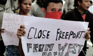 Para mahasiswa Papua memajang poster-poster selama demonstrasi anti-Freeport di depan kantor raksasa tambang Amerika, Freeport-McMoRan, di Jakarta pada 7 April 2017. (Foto: Bay Ismoyo)