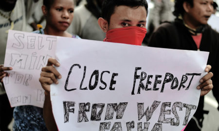 Para mahasiswa Papua memajang poster-poster selama demonstrasi anti-Freeport di depan kantor raksasa tambang Amerika, Freeport-McMoRan, di Jakarta pada 7 April 2017. (Foto: Bay Ismoyo)