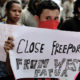 Para mahasiswa Papua memajang poster-poster selama demonstrasi anti-Freeport di depan kantor raksasa tambang Amerika, Freeport-McMoRan, di Jakarta pada 7 April 2017. (Foto: Bay Ismoyo)